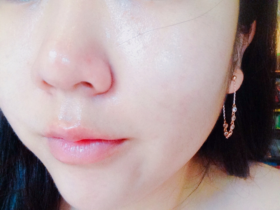 기름지지도 않고 빨리 건조해지지도 않아 미스트 역할로써는 제격인데, 단점이 하나 있다면 톡톡 두드려 흡수시키지 않으면 얼굴에서 또르륵. 굴러떨어집니다ㅠ 그 점과 가격 때문에 별 두개 뺐네요.