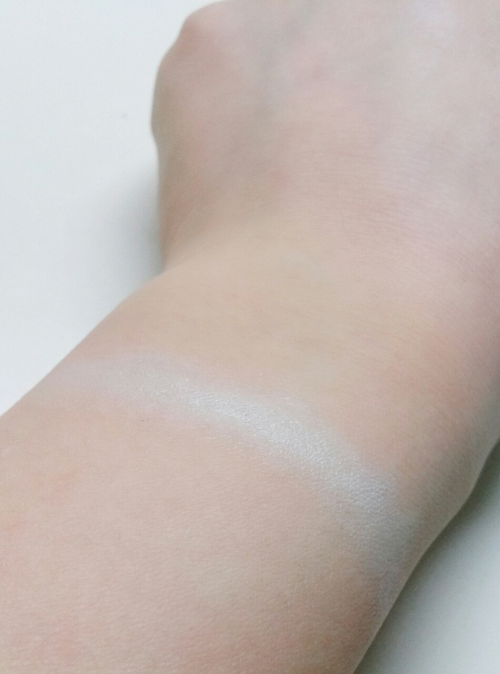 사진에서 민트색이 강하게나왔는데 실제로는 좀더 하얘요✨ 촉촉함이 진짜👍 다시 한 번 말하지만 지성분들보단 건성분들께 추천드려요😄