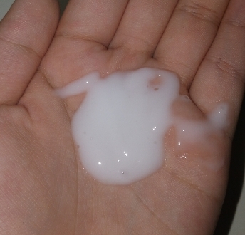 확실히 다른 마스크팩이랑은 조금 다르죠? 저도 이런 에센스는 처음 봐서 넘 신기했어요! 이 사진 참고로 마스크팩을 꺼낸 후 팩에 남은 에센스를 손에 짜봤는데 이정도가 나오더라구요..👍👍 시트에도 에센스가 엄청 많이 흡수되있는데도 에센스가 남아있는거 보고 완전 놀랐어요💗 약간 묽은 제형이였어요! 이렇게 많이 남은 에센스를 팔, 다리에 발랐습니당 ㅋㅋㅋ 알뜰살뜰하쥬?😆