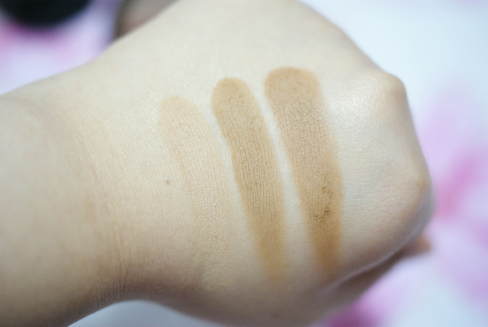 손등에 슥슥 그었어요. 3회씩 그었습니다.(왼쪽부터 1,2,3) 
발색은 보다시피 잘 되요. 여리여리 그딴거 없음ㅋ 
(브러쉬와 함께 사용하시는 걸 추천!)