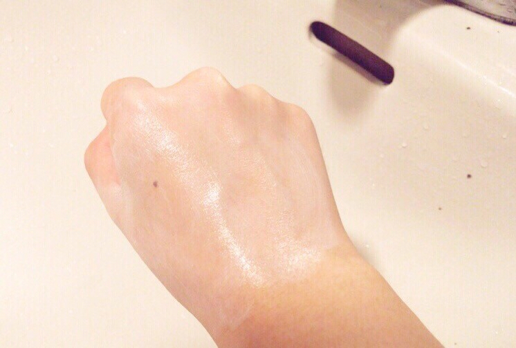 마지막으로... 이 선크림에 대해 말할 것 같으면~
바로바로..! 물로 지워낼 수 있다는 건데요!
저 살면서 써본 선크림 중에 물로 지워진다는 건 접해
보지 못했거든요? 그래서 한 번 확인을 해봤습니다 ㅋ
