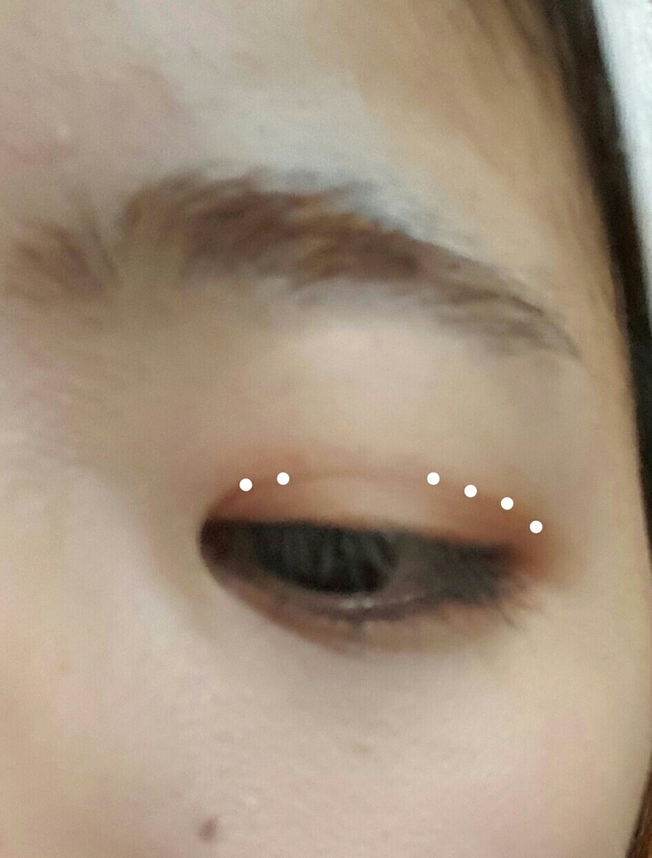 눈을 게슴츠레 뜨고 보이는 쌍커플 라인에만 연한 음영 브라운 색상으로 눈앞머리와 뒷머리에 자신의 쌍커플 라인보다 길게 음영을 주세여