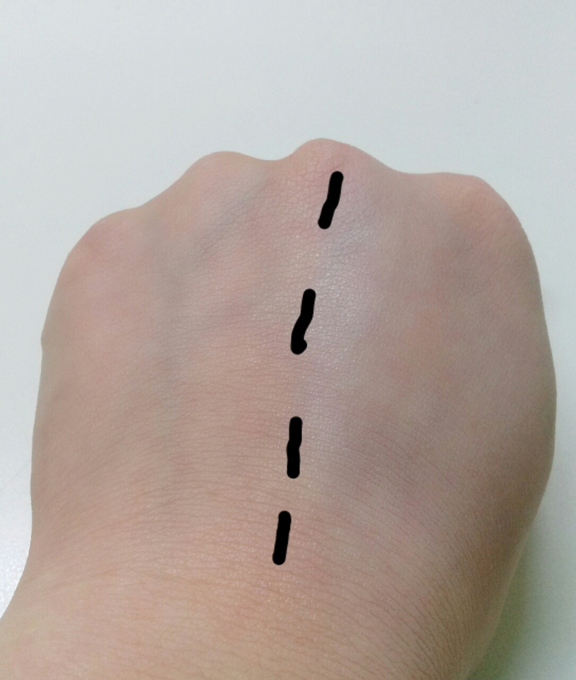 왼쪽은 안 바른쪽, 오른쪽이 바른쪽이에요. 선옆으로 차이가 나죠! 실제로는 사진보다 더 확실하게 차이가 나요 :) 그만큼 톤업이 굿굿☆