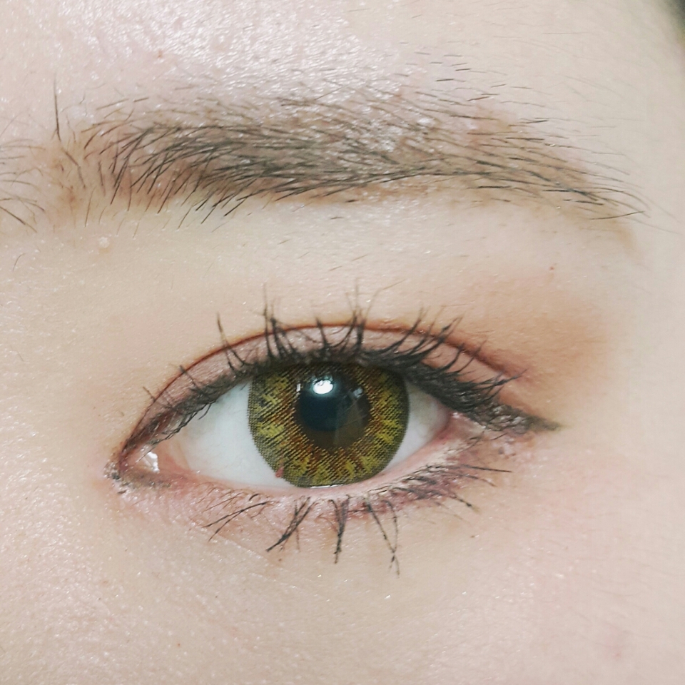 같은 라인의 렌즈인 트로피칼 3컬러 브라운으로 갈아껴 줬어요. 뮤비속에서 보면 이 렌즈같기도 하구 그레이같기도 해서 그냥 느낌 참고하시라고 두개 다 올립니다😽 포스팅 잘보셨다면 하트 꾹꾹 눌러주세요♡