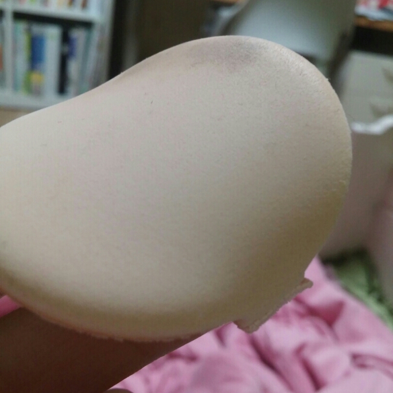 이 사진이 실제 재질 느낌과 제일 비슷한 것 같아요! 구멍이 작게 뚫려 있고, 만져보면 말랑말랑해요.