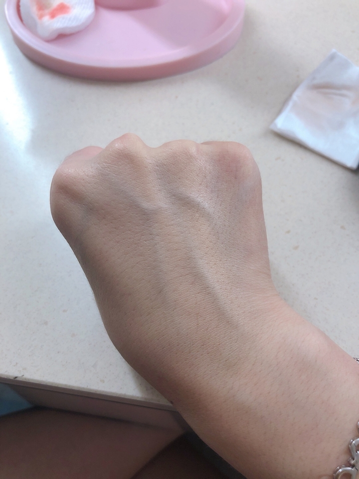 손등에 팡팡 두들겼는데 컬러가 부드럽게 피부에 밀착되었어용