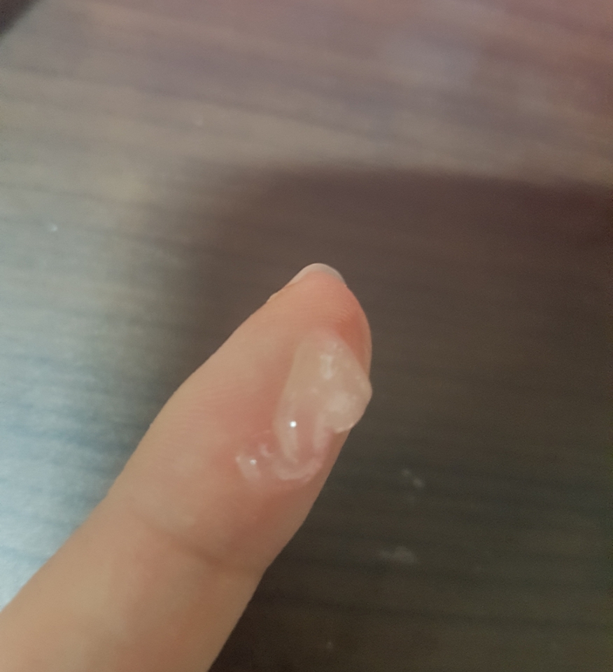 요만큼 짜봤어용
제형은 쫀득쫀득 젤!! 근데 요게 피부에 닿으면서
오일로 변신 🤗
