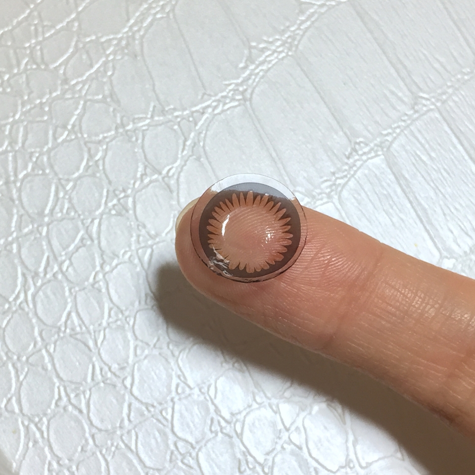 겉 테두리는 자사 다른 색상인 [액센트] 제품 색상과 동일하구요
안쪽은 사람 홍채무늬를 본따 만들었다고해요