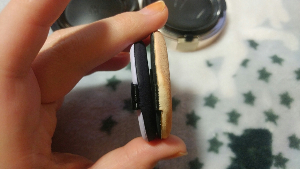 그리고 퍼프가 더 작더라구요 블랙이보다!