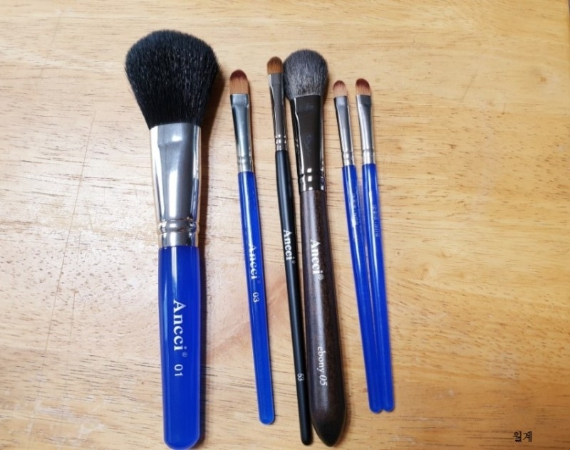 친구2 구매템

이건 제 생각인데, 컨투어,블러셔같은 페이스 브러쉬보다 피부화장이나 눈화장 브러쉬들이 좋은것같더라구요~
