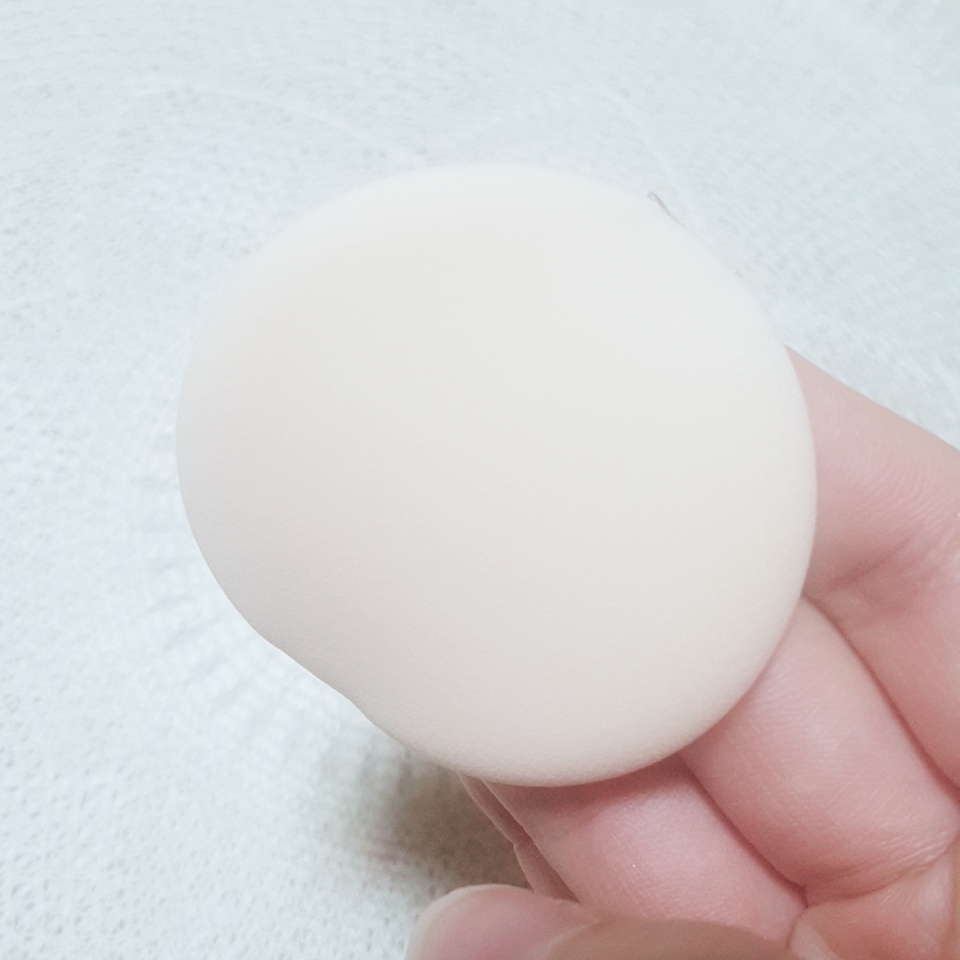 퍼프가 진짜 좋아요!
만지면 몰랑몰랑하니...^^ 보드랍고ㅋㅋㅋㅋ
클리오 킬커버 앰플쿠션의 퍼프와 좀
비슷한 느낌이긴 하지만 사알짝 다른...
커버글로우 쿠션 퍼프 감촉이 더 좋더라구요. 
애기 궁딩이 마냥~ ㅋㅋㅋㅋ