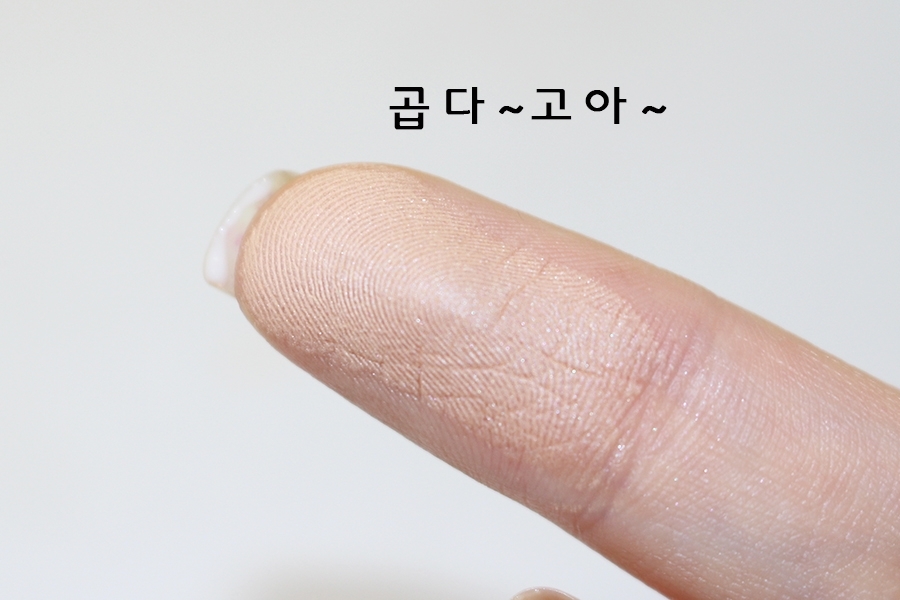 평소에 손가락으로 쓸어내리면서 발라주기도하고
브러쉬를 이용해 톡톡 쓸어내리면서 발라주기도해요ㅎㅎ
