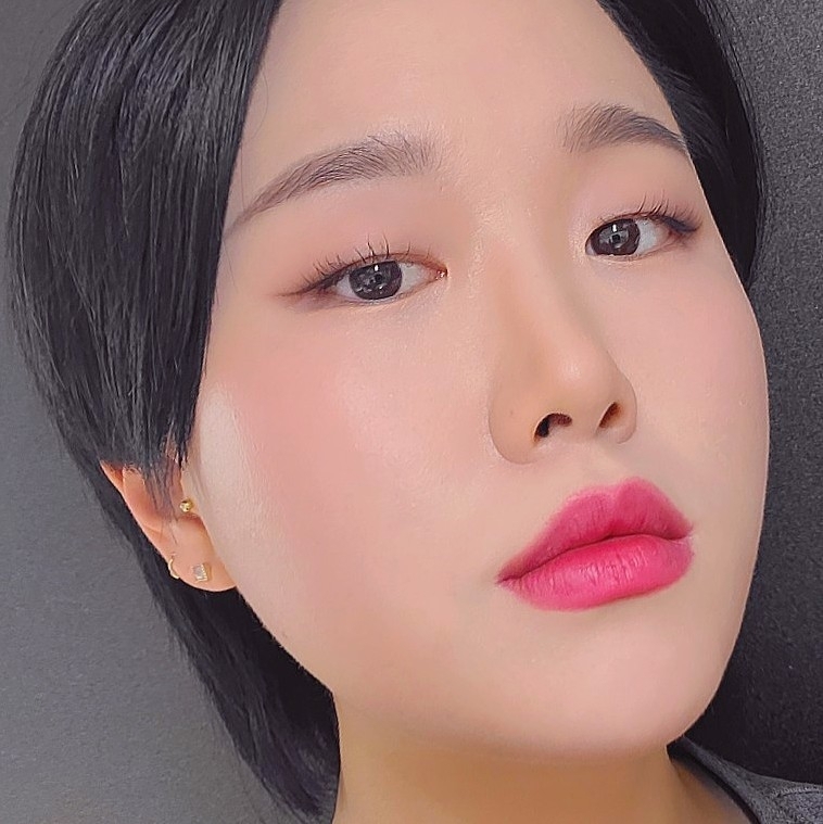 립 포인트 메이크업이지만 가장 공들인건 베이스...😚

증명사진 찍을 땐 완전 매트나 글로우 보다는 적당한 결광을 살린 베이스가 입체감도 살면서 예쁘게 나오더라구요

