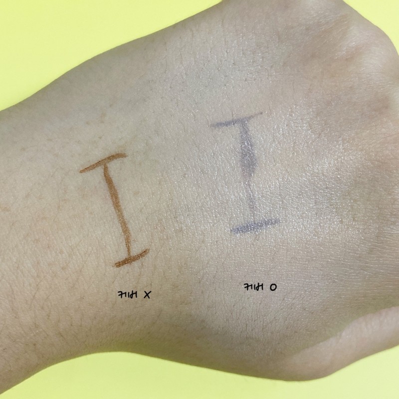 제품의 커버력 테스트를 위해 손등에 알파벳 I를 적은 후 한쪽에만 내용물을 발라봤어요.

커버는 자연스럽게 되는 편입니다.