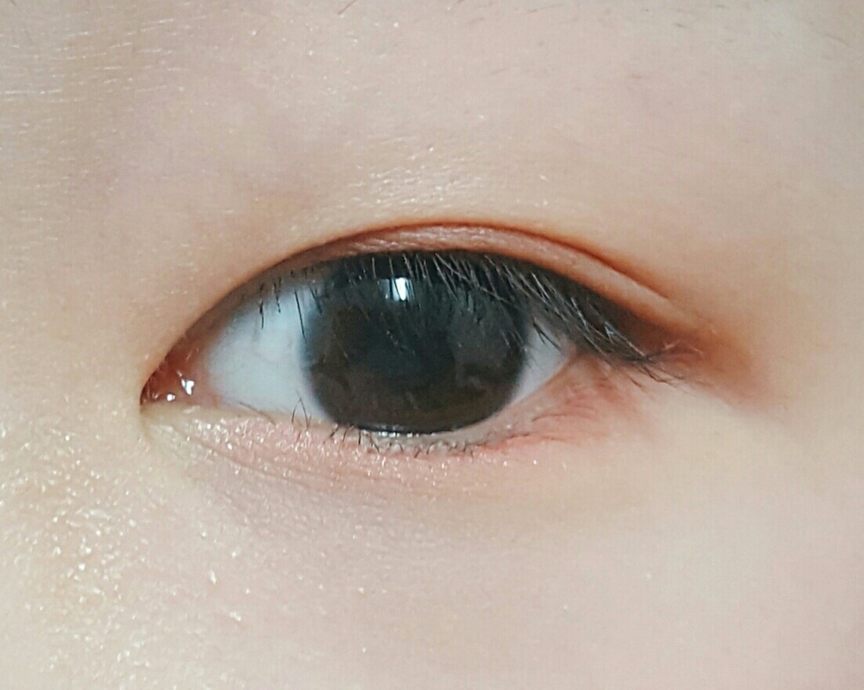 그리고 부자연스럽지 않게 아까 처음에 사용했던 섀도우로 애교살을 살살 그려줍니다 실제론 티가 나는데 사진상으로는 안나네요ㅠ

간단했죠?! 과정에는 첨부하지 않았지만 이 후에 뷰러만 찝어주면 끝입니다! 궁금한 점 댓글! 잘 보셨으면 좋아요 부탁드려요❤