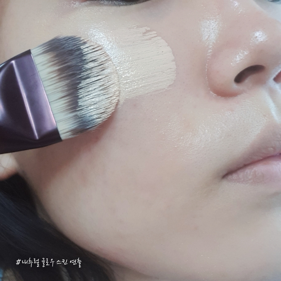

확실히 4~5번 정도 터치해주면 한쪽 볼 다 바를 수 있어서 편해요!

탄력감 덕분에 파운데이션 내용물을 얇게 레이어링해줘서 저는 정말 애정하는 템이랍니다

제가 이 제품이 인조모인지 천연모인지 궁금해서 찾아봤는데 어디에도 안나오더라구요 ㅠㅠ

그래서 사실 정말 죄송하지만 문의를 넣어봤는데 답변이 온다면 바로 추가할게요!
+( 문의를 넣어본 결과 인조모라고 해요:) 참고해주세요! )

아마 이 탄력감이라 세척하는 방법을 보니까 인조모인 것 같아요!

인조모랑 천연모는 관리를 다르게 해줘야하는 차이점만 있는거니까 아래 관리방법을 추가할게요 :)


[브러쉬 관리 방법]


- 브러시를 미지근한 물에 클렌저또는 중성세제를 풀어 브러시를 담가 털어내듯이 세척해 주세요.

- 충분히 헹구어 준 다음 타월이나 티슈로 가볍게 눌러 물기를 제거하고 그늘진 곳에서 완전히 건조한 후 사용해 주세요.

- 브러시 모가 밑으로 향하도록 세우거나 눕혀서 건조해 주세요.



사실 브러쉬 모를 밑으로 가게해서 말리는건 자주 잊어버리지만 모든 브러쉬를 이렇게 해서 건조시켜줘야 한답니다 :)

