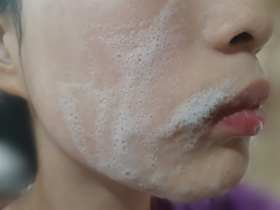 아... 진짜 버블메이커 사러 가야겠네요ㅋㅋㅋ

흠흠.. 일단 이 제품은 성분이 좋으니까 안심하고 쓸수 있어서 좋았습니다 
그러나 세정력은 약한편이였어요..1차에 클렌징 워터로 꼼꼼히 닦아내고 2차에 이 클렌저로 마무리 하는게 좋을것 같다는 생각이 들더라구요!

피부가 뽀드득해지지는  않아서 개운함은 없지만 
성분이 좋아서 피부가 건강해질것 같은 느낌이 들었습니다^^

