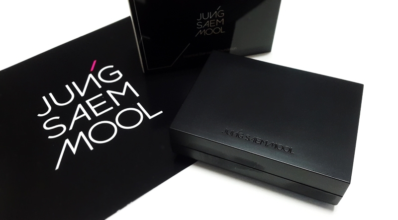 케이스부터 무광 블랙에 브랜드 로고만 딱 음각처리 되어있어서 정말 깔끔하고 예뻐요♡

용량은 파운데이션 15g + 컨실러 4.5g 으로 총 19.5g이라고 적었어요:)