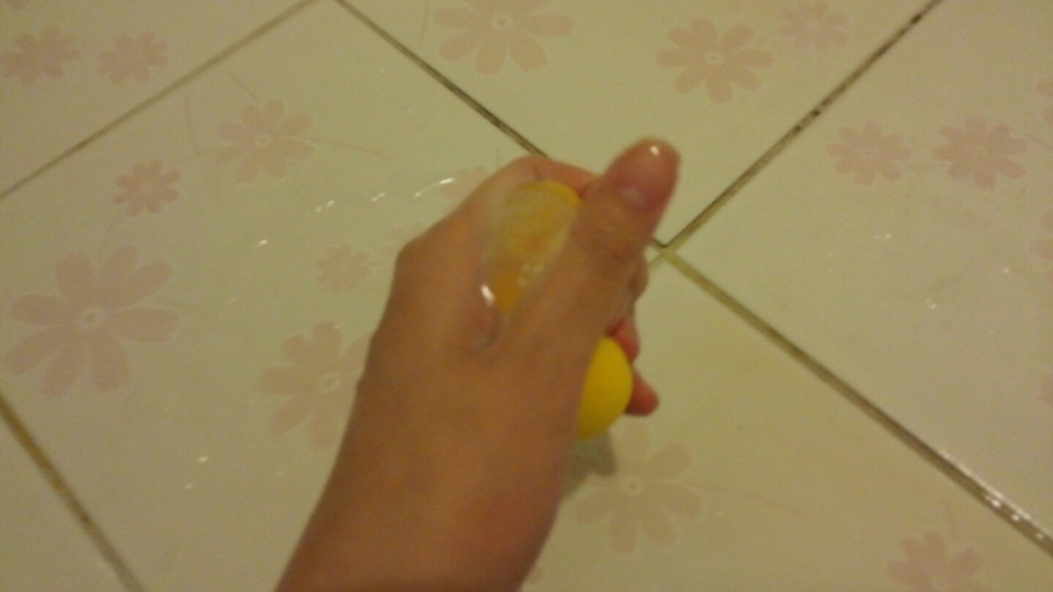 살살 눌러줘도 충분히 잘씻깁니다.
저는 이해를 돕기위해 더쎄게 눌러줬습니다.
콸콸나오는 저 지지한 불투명한 액체 보이시죠?