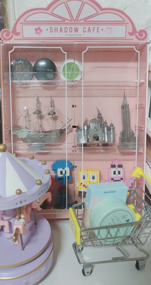 에뛰드에서 받은 섀도우 보관함인데 섀도우 꺼낼 때 불편하고 다른제품 넣기엔 크기가 애매해서 장식 보관용으로 쓰고 있는데 딱이예요ㅋㅋㅋㅋㅎ예쁘기도 하공