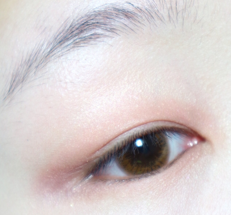 2.#더샘 싱글 섀도우 PK02 딸기치즈 타르트 넓게 언더까지 발라준다. 