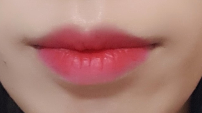 발색샷 - 바르는 순간 얼굴혈색이 확 바껴요 ㅋㅋㅋㅋ

휘핑톡 틴트 라인은 너무 잘 빠진거 같아요 !!!
스무스하게 발림성이 좋아서 마무리감이 보송보송하지만
절대 매트하지 않아요 다만
향이 너~~~~무 강한 화장품향이 나서 쓸데마다 적응은 안되지만
그래도 예쁘니 용서합니다😹😹