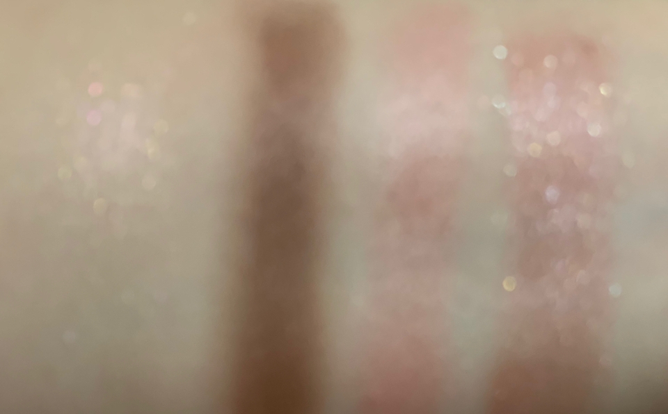 펄 섀도우들 초점을 깨뜨려서 보여드릴게용! 확실히 1번과 4번 컬러가 펄 입자가 굵어서 그런지 펄 입자가 잘 보이는 편이에요! 