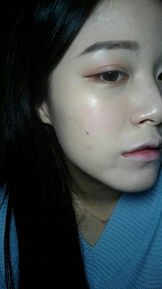 전 눈꼬리가길어보였으면해서 좀더 길게 뺐어요 언더도해주는데 중간에서 눈끝중간까지만해주세요!언더를 다채우면 눈이갑갑해보일수도 있기때문에 눈뒷쪽은 남겨놓아요
