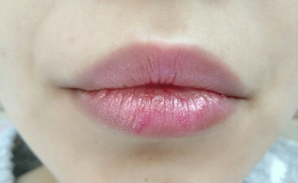 여기에다가 립토퍼를 얹어주었는데요!
역시 펄은 진리☆

주의하실 건 양 조절 잘하셔야 해요!
펄 반짝이가 많은 편이라 무턱대고 슥슥 발랐다가 사이보그 입술이 될수 있으니
톡톡 얹어가면서 발라주세여~~☆☆

이것 빼면 어떤 컬러, 어떤 틴트,  어떤 립스틱이던지 조화롭게 잘 어울릴 이쁜 펄 이예요😙
