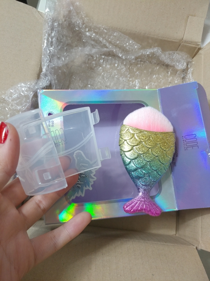 처음에 브러쉬 뺄 때 잉? 넣을 때 좀 불편하겠네 했는데 알고보니 옆에 똑딱이가 있었네요ㅋㅋㅋㅋㅋㅋ 빼고 넣기 쉽게 되어있어용! 물론 보관하기동 용이합니다~