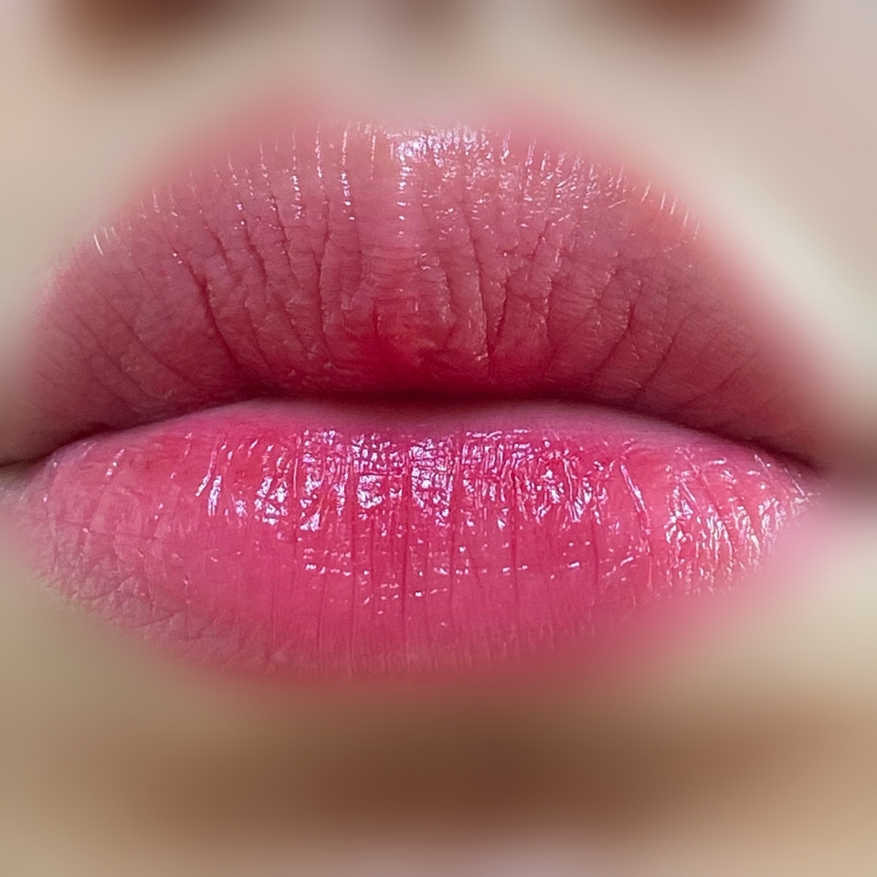 피즈로 입술 안 쪽에 그라데이션을 넣어주었어요 🥺
확실히 밋밋했던 컬러감이 확 살죠 ❤️😍

