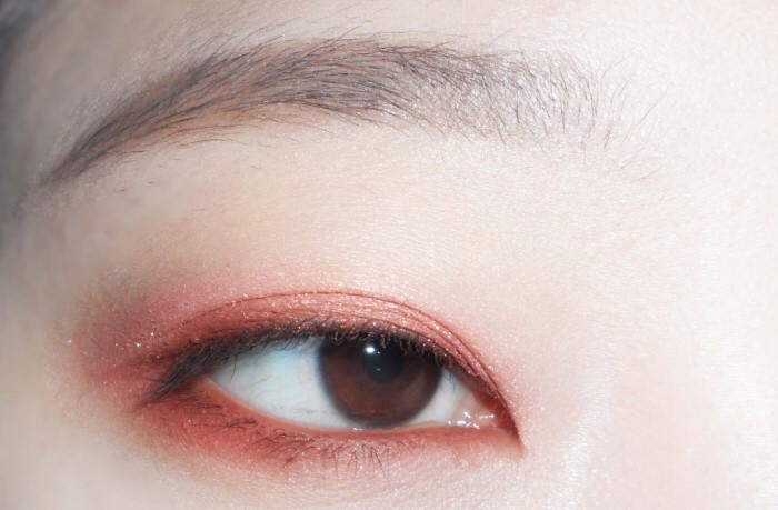 


아까 언더에 사용했던 페리페라 섀도우로 !
언더라인 앞쪽에 얇게 칠해줬어요
우기는 아이라이너로 점막 채워준거같은데
버건디컬러 라이너가 샵에있어성 .,

얇은 섀도우브러쉬에 섀도 묻혀서 언더 채워줬어용
앞머리가 채워졌죠~?