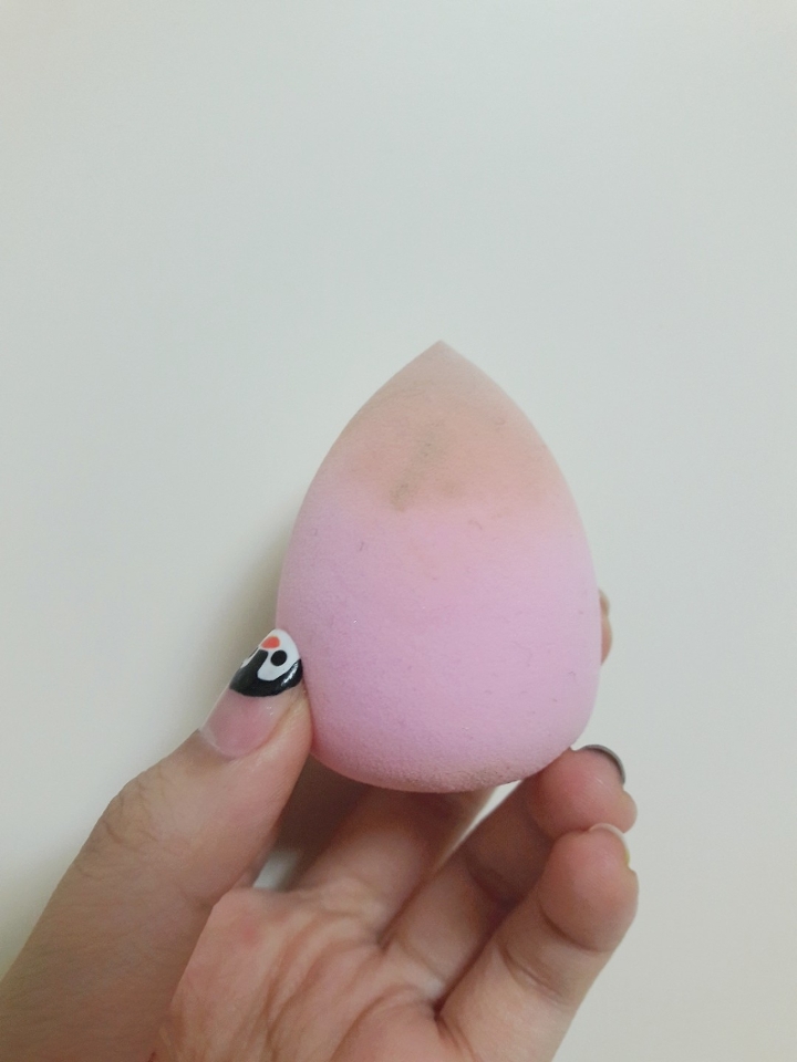 커버가 필요하다면 물을 적시지 말고 촉촉하면서 광이 나고 싶다면 미스트나 물에 적셔 파데를 발라줍니다~!
- 다이소. 물방울퍼프