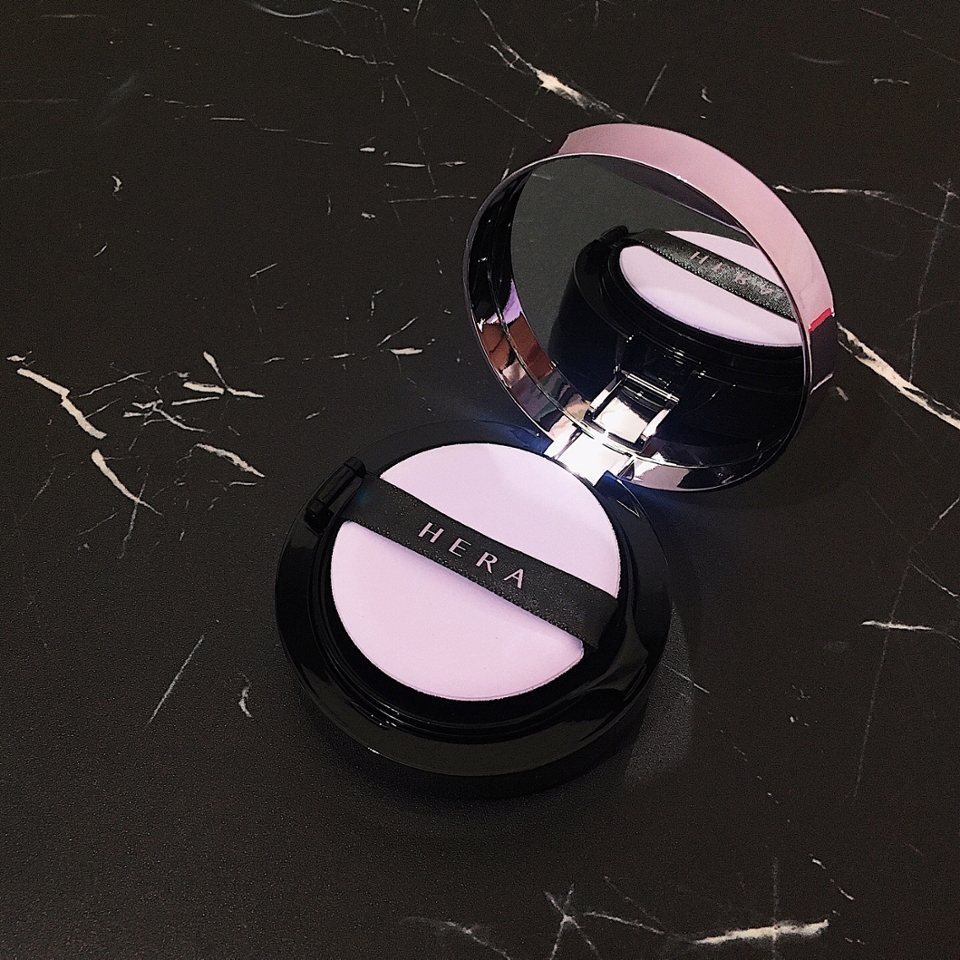 기존 쿠션과 달리 케이스 버튼이 사라지고 마그네틱으로 좀 더 깔끔한 디자인이에요!




촌스럽지 않은 바이올렛과 블랙 컬러의 조합은 헤라의 고급스러운 이미지를 대변해 주는 듯 했어요!