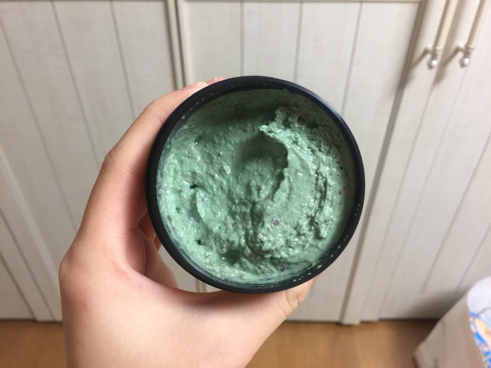 밀봉이라거나 보호씰은 따로 없고 뚜껑을 열자마자 바로 내용물이 보입니다! 슈렉팩이라는 별명에 걸맞는 민트색을 띄고 중간중간에 팥가루가 섞여있죠:) 보시면 아시겠지만 묽지는 않지만 굉장히 질다는 느낌이 들어요.