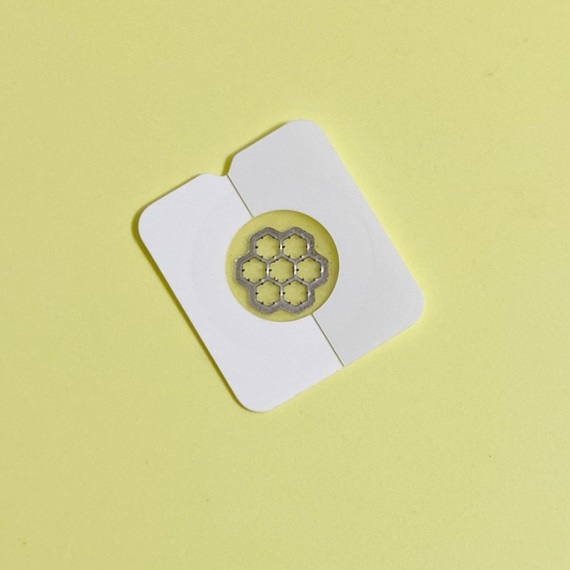 패치 모습입니다.

뾰족뾰족한 니들이 보이나요??
니들이 끝까지 뾰족하기 때문에
피부 침투율이 100%라고 하는데요, 
때문에 패치의 유효성분인
진정성분(티트리잎오일)이 피부 깊이 침투하고
제품의 항균효과도 보다 효과적으로 작용한다고 합니다.

진물 흡수 기능은 덤!!(하이드로콜로이드)

이 니들은 수술용으로도 사용되는 생체 흡수성 마그네슘으로
피부 무자극 테스트를 완료한 제품이라고 합니다.
안심하고 사용할 수 있는 제품이에요.