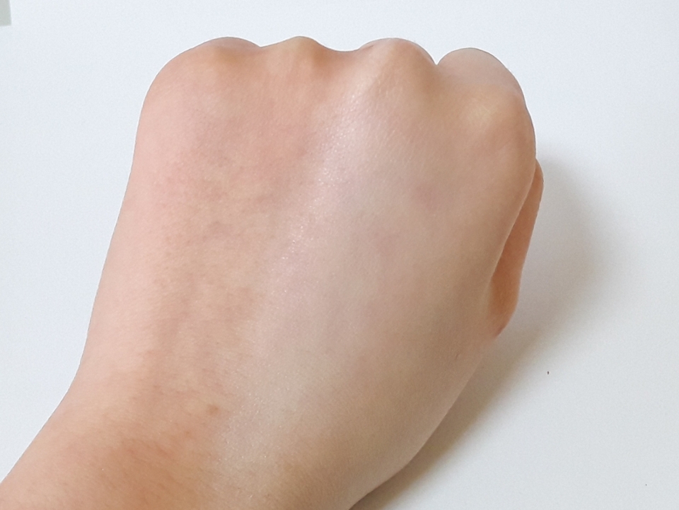 차이가 보이시나요?? 사진이라 잘 안담겼는데 실제로 정말 큰 차이가 나요.. 항상 하얀피부인 친구 보면서 내가 저런 피부였으면 좋겠다 라고 생각한적이 많았는데 이거 발라보니 정말 자연스럽게 하얘지더라구요👍👍