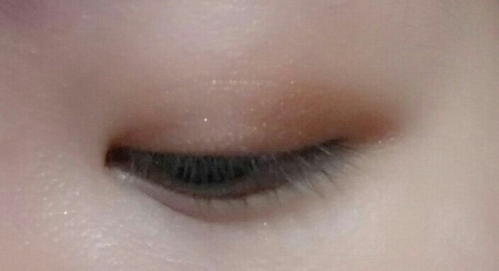 눈 앞쪽에는 에뛰드 내마음에 퐁당을 잘 발라주세요