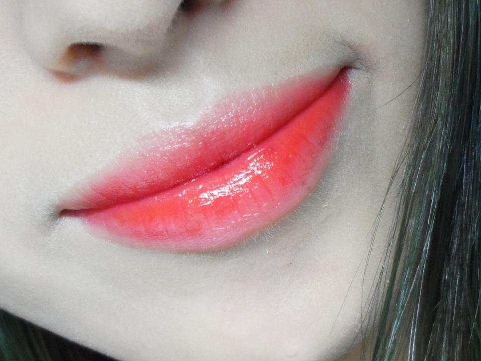 연한 핑크오렌지색 틴트를 입술 전체에 바르고, 핑크레드립스틱을 입술 안쪽에 발라주세요:)