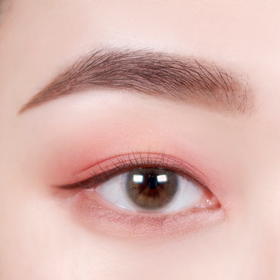 글리터를 올리기전에 뷰러를 바짝 찝어 올려주로 브라운 아이라이너로 꼬리를 빼줘요! 저는 언더에 버건디 펄라이너로 언더 속눈썹라인을 채워주었는데 없으신 분들은 생략하셔도 돼요!