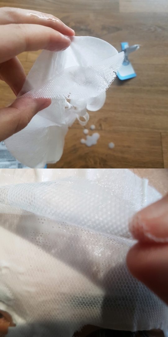 
마스크시트를 얼굴에 부착해볼게요! 

참고로 트윈 더마의 마스크팩 시트에는 구멍이 송송 뚫린 까끌한 이형지가 붙어있어서, 접혀진 시트를 펴기 쉽더라구요. 
부드러운 극세사 부분을 얼굴에 오도록 하고, 
이형지는 떼어내시면 됩니다!


