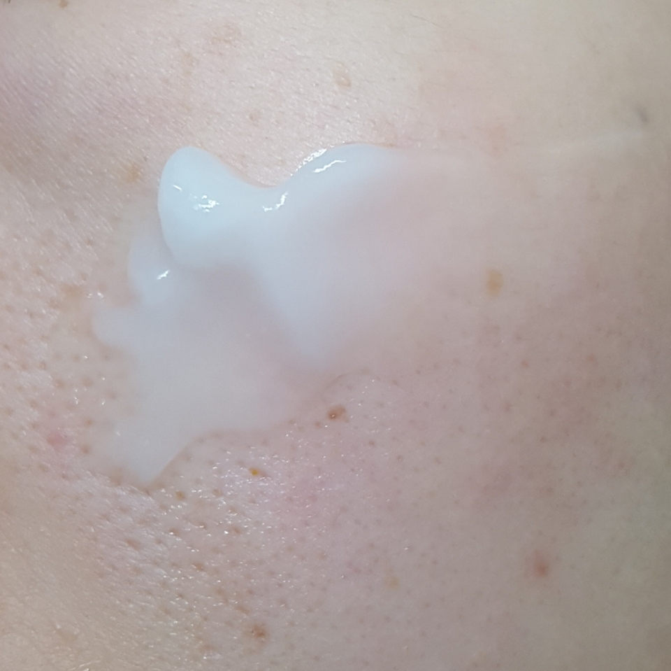 얼굴에 직접 올려보았어요.