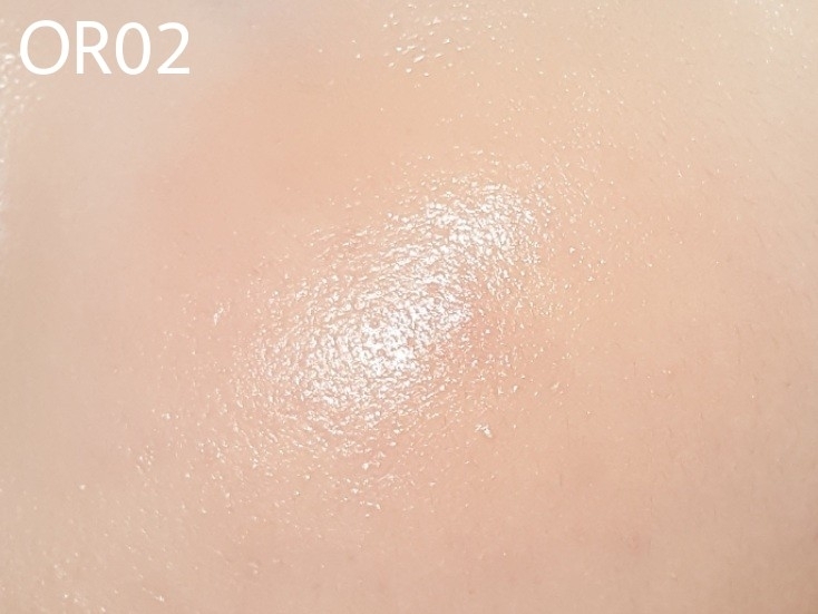 치키타 색상이에요

이 색상도 금펄이 있지만 실제론 보이지 않아요

뽀얀 오렌지 색상이 데일리로 바르기 좋을 것 같아요!