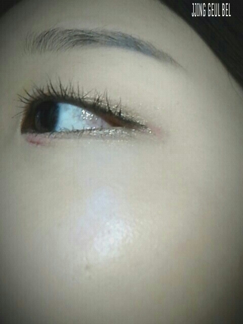 다음은 치크! 그냥 촉촉한 코랄컬러의 립 제품을 치크로 사용해주었어요. 발색이 잘 안보이네요... 실제로는 사진보다 진해요!
사용제품: 더페이스샵 멜팅 컬러 립 크리머 05 젤싱코랄 (이런 제품은 피부도 윤기있어보이게 만들어 줘요!)