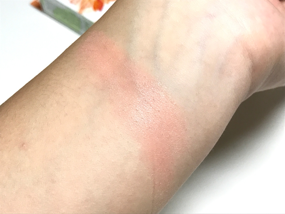 손목에 발색해보면 정말 맑게 발색이 되요!

한번만 올리면 발색이 조금 약하구요
세번정도 올려주면 딱 좋은 것 같아요

펄이 컬러와 따로 놀지 않고 자연스러운 윤기가 도는 것 처럼 표현이 되더라구요