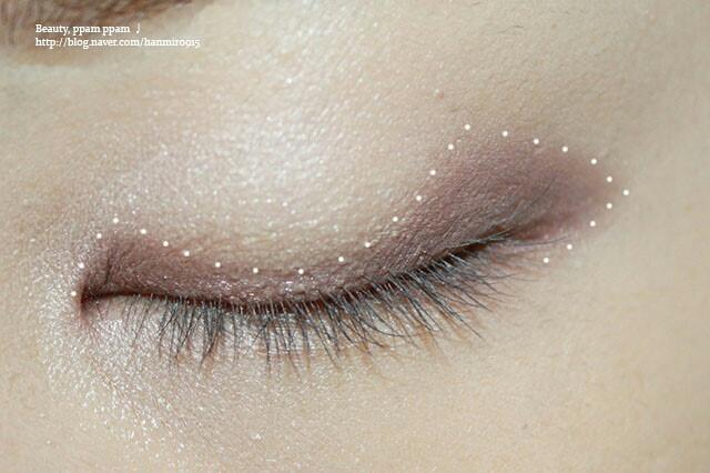 2. (눈감았을때)에소프레소 컬러로 영역만큼 발색해줍니다.