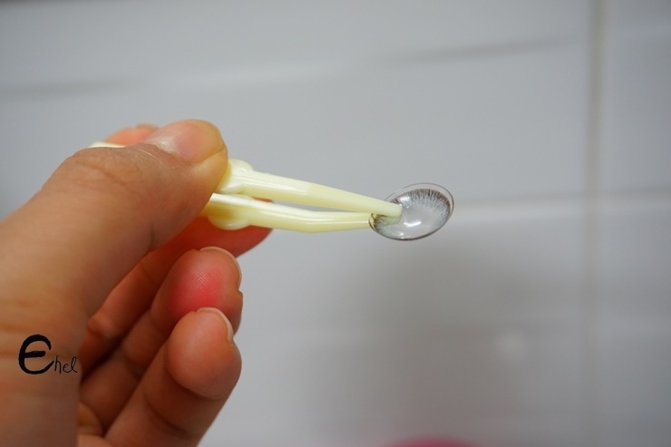 테두리는 검정색이고 안이 약간 회색빛을 돌고있어요.
렌즈도 두껍지 않고 얇은 편이에요.
직경은 13.5로 이첼이 애용하는 직경크기입니다.