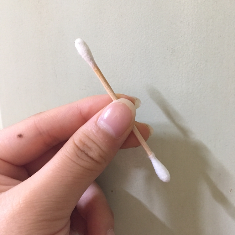 2. 면봉과 분무기 또는 물을 준비 합니다  
저는 수분이 아예 없는 면봉을 솜 부분을 분무기로 뿌려줍니다  물티슈로 해도 각질이 잘 제거 되듯이 물이 약간 있어야지 더 잘 되요👍