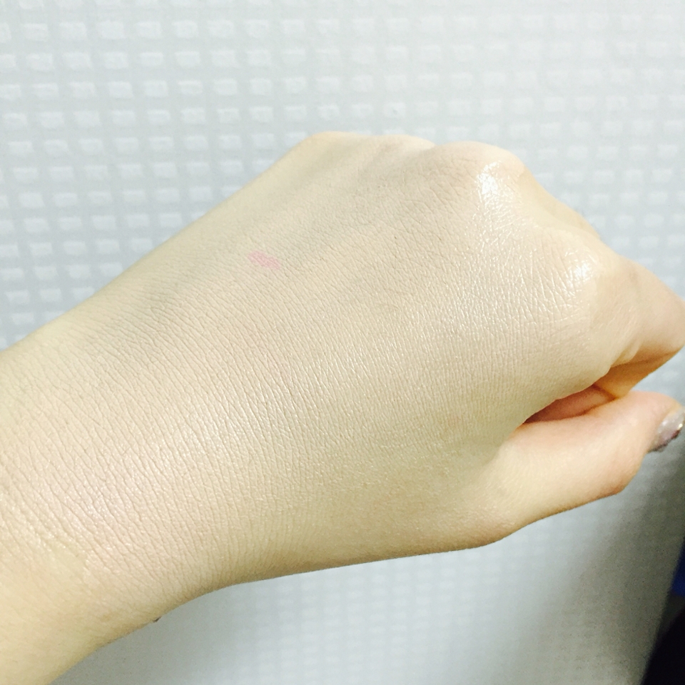 발림성은 참 좋아요,
제가 양조절을 실패하긴했지만,
적당량으로도 커버는 충분합니다!:3
잉크틴트도 지워질정도라니...
근데 맥 너는 어디갓니..?

보여요〰? ☁️
저 은은한 광 짱 〰❣
