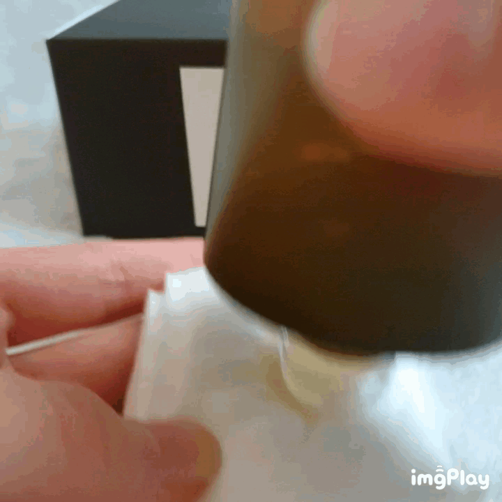 화장솜에 톡톡 두드렸는데 생각보다 콸콸 안나오더라구용.. 엎어져도 크게 쏟을일이 없을것 같아용😊😁